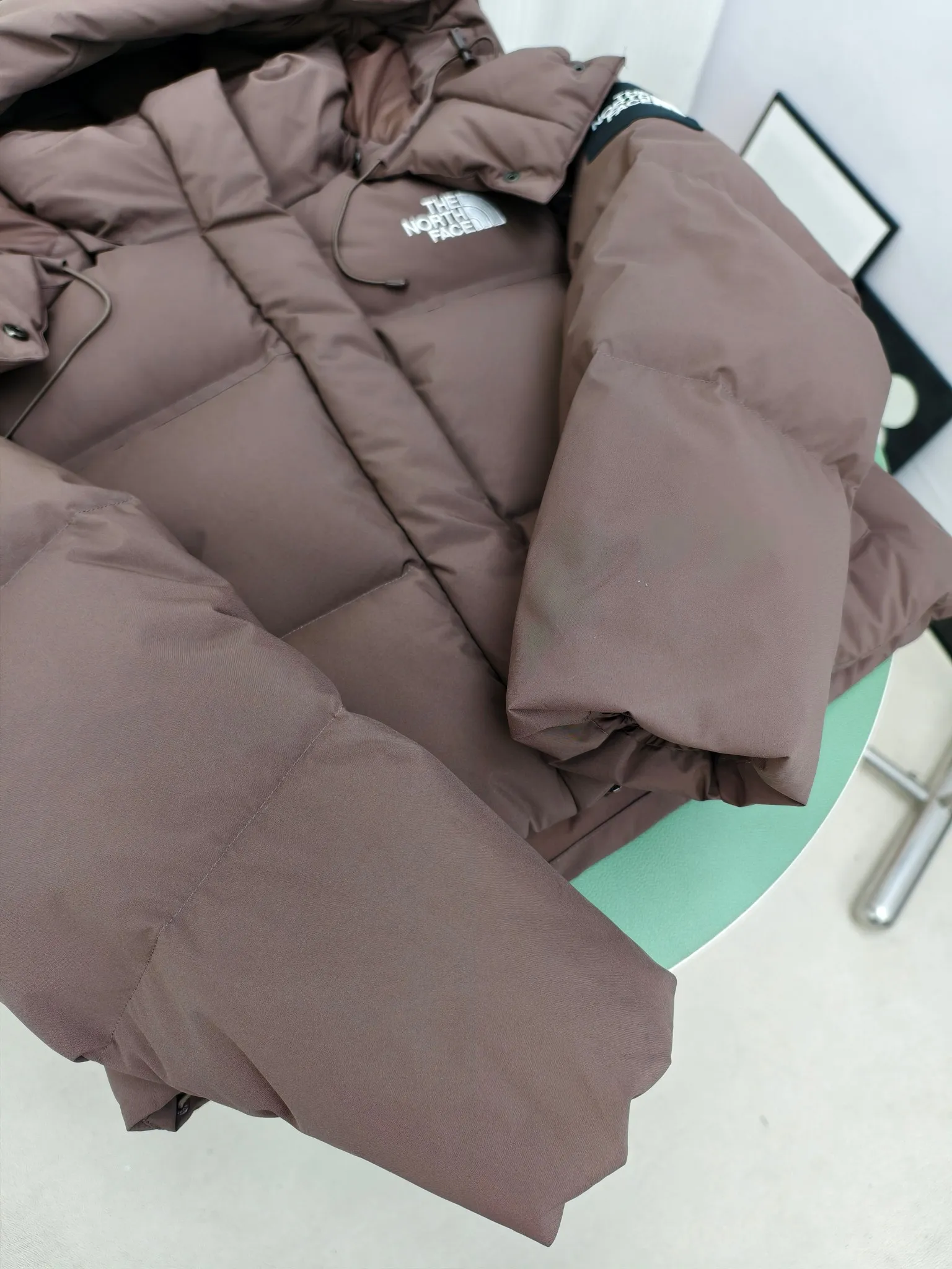 Women's model 💰P380 Style number: Y 165 The north face 🇰🇷Korean limited edition 2-in-1️⃣ short shoulder sleeve down jacket. Made of windproof fabric and high-density physical wind barrier, it can effectively reduce heat loss due to convection while also protecting the body's microclimate. The interior is filled with extremely fluffy duck down, which has high energy-keeping properties and is lightweight and warm. Two-wear design, the sleeves can be attached and removed at will through the wrap-around zippers on both sides, and the jacket turns into a vest in an instant, making it a two-wear suit, suitable for changing seasons. The embroidered brand LOGO is smooth and fine, full of texture and more recognizable. The hem is adjustable and has a built-in drawstring buckle, which can be adjusted and retracted at will, allowing for more dressing possibilities. (Sleeves are removable) Color: Brown Black White Size: XS-XL